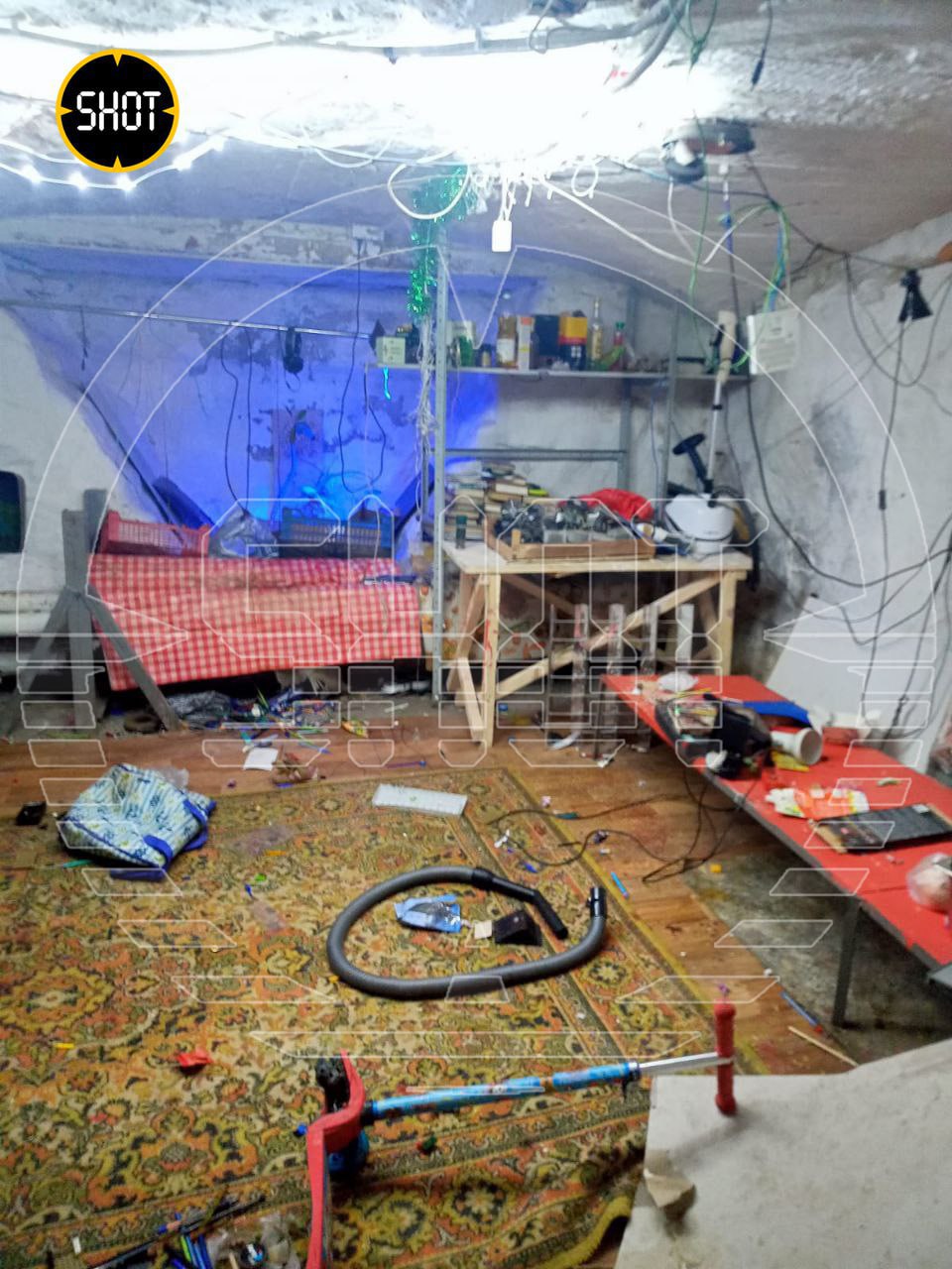 Необычная жизнь в подвале: мужчина-отец и его дети-Маугли в Питере | Трëх детей-маугли обнаружили в подвале жилого дома в Санкт-Петербурге