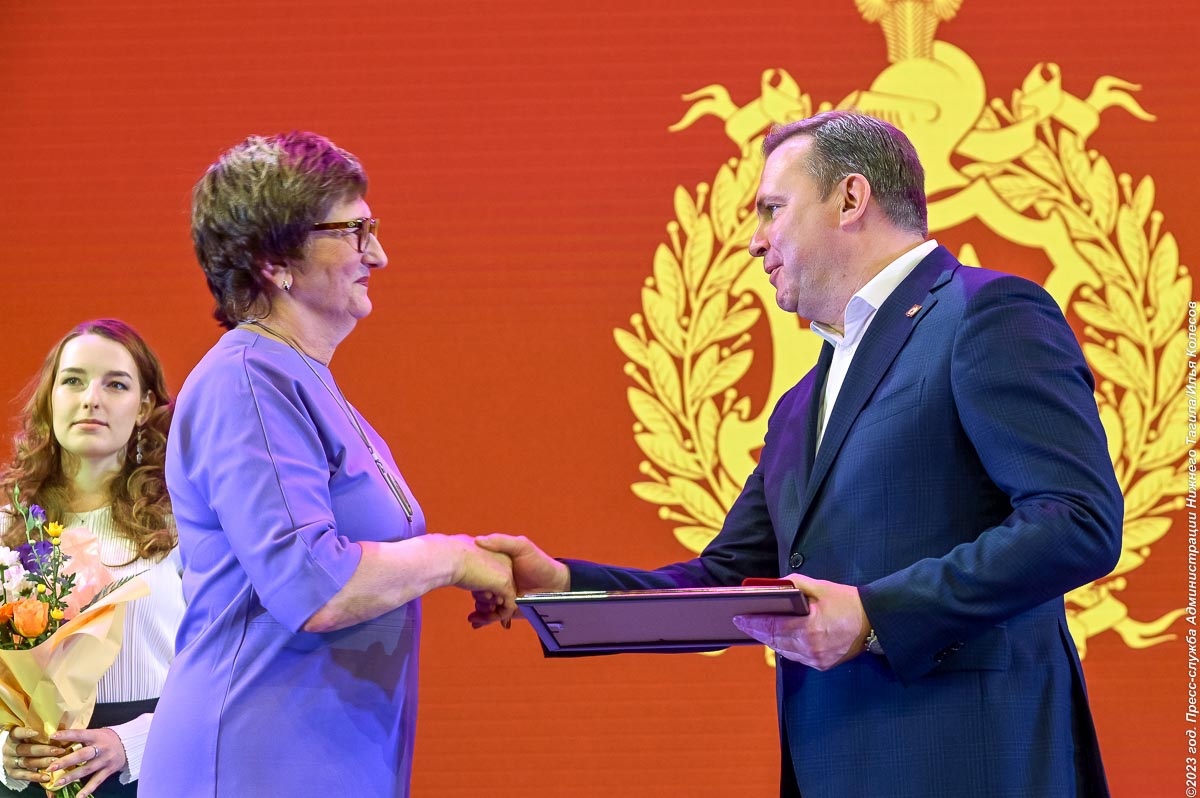 Глава Нижнего Тагила отметил заслуги педагогов города в День учителя