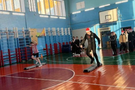 Полицейские вместо уроков физкультуры: в Нижнем Тагиле стражи порядка устроили для школьников новогодние «Весёлые старты» | Сотрудники полиции Нижнего Тагила сыграли с подростками в новогодние весёлые старты Полицейские вместо уроков физкультуры: в Нижнем Тагиле стражи порядка устроили для школьников новогодние «Весёлые старты» | Сотрудники полиции Нижнего Тагила сыграли с подростками в новогодние весёлые старты