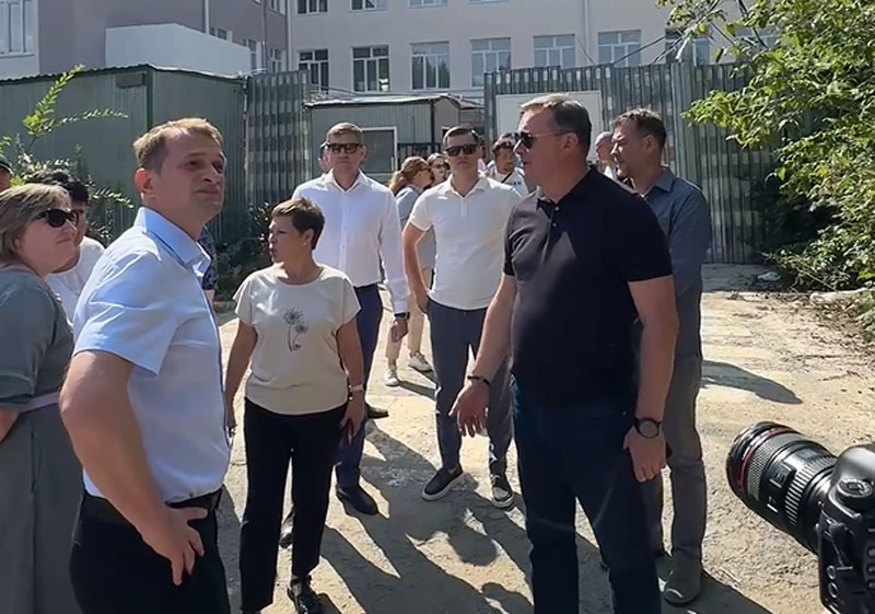 Мэр Нижнего Тагила оценил капремонт школы №70 и поручил благоустройство | В Нижнем Тагиле школу №70 обновят вместе с территорией вокруг