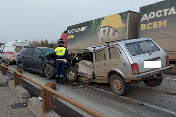 В Нижнем Тагиле сотрудники ГИБДД разбираются в обстоятельствах двух ДТП, в результате которых пострадали пять человек, двое из них дети