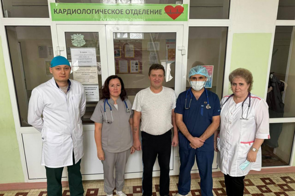 Запускали сердце семь раз: свердловские врачи спасли 56-летнего пациента с инфарктом миокарда | На Урале медики семь раз выводили пациента из клинической смерти Запускали сердце семь раз: свердловские врачи спасли 56-летнего пациента с инфарктом миокарда | На Урале медики семь раз выводили пациента из клинической смерти