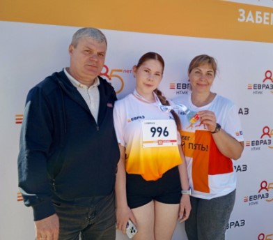 В Нижнем Тагиле 1500 бегунов приняли участие в благотворительном забеге «Дай пять!»   | Около 1500 тагильчан присоединились к благотворительному забегу