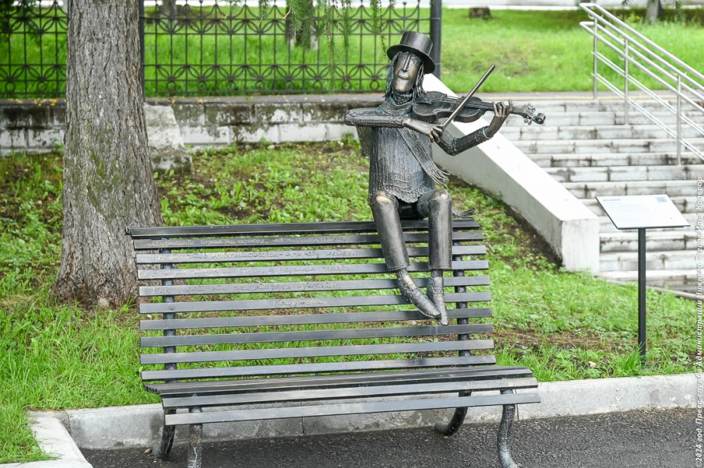 Тагильский сквер украсили новыми скульптурами | На Урале создали красивое пространство для отдыха