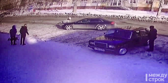 Жуткий момент наезда иномарки на компанию людей в Нижнем Тагиле попал на видео