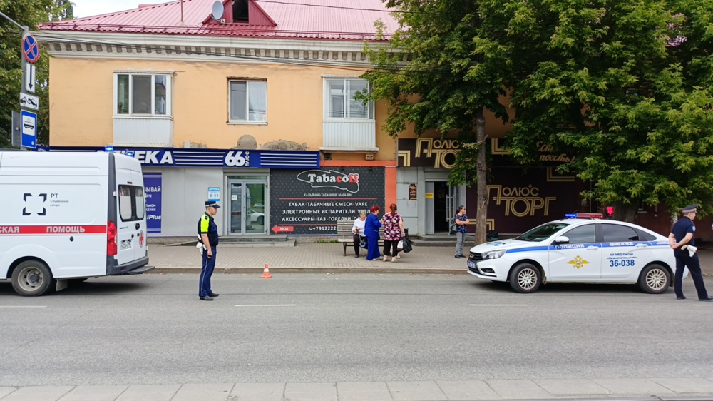 Сотрудники ГИБДД в Нижнем Тагиле разыскивают скрывшегося с места ДТП водителя | В Нижнем Тагиле водитель скрылся с места ДТП, в котором пострадал пешеход