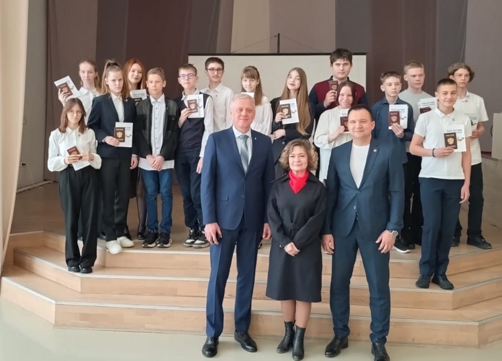 Торжественное вручение паспортов: первый шаг во взрослую жизнь | В Нижнем Тагиле вручили паспорта 14-летним гражданам