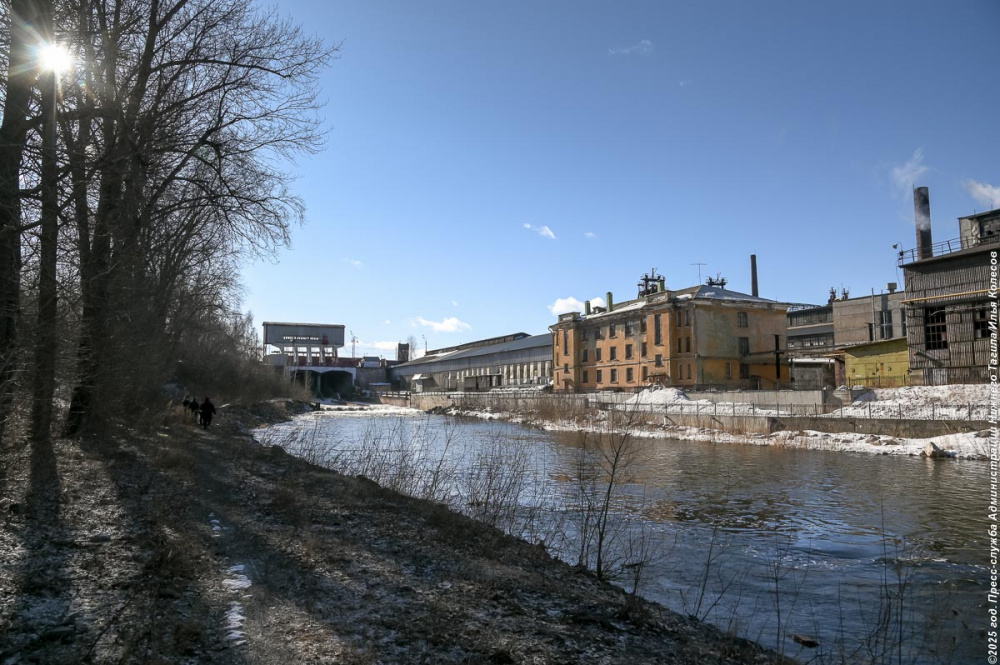 На плотине Нижнетагильского пруда увеличили сброс воды в связи с периодом половодья | На Урале специалисты контролируют гидротехнические сооружения во время половодья