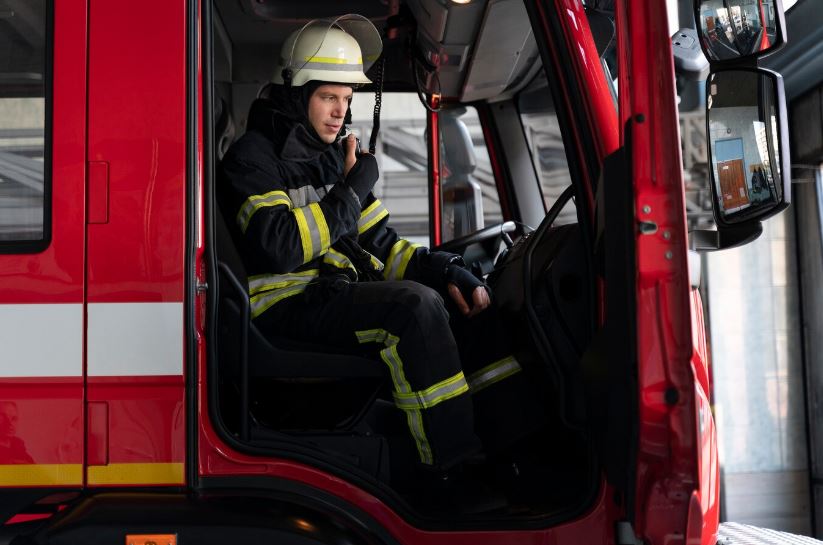 Крыша и чердак в огне: крупный пожар произошёл в Нижнем Тагиле | Частный дом и гараж пострадали при пожаре в Нижнем Тагиле