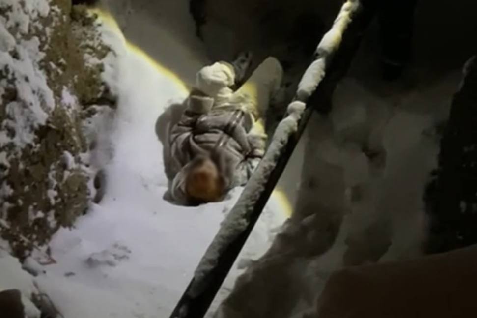 В Нижнем Тагиле ночью женщина провалилась в траншею глубиной четыре метра | На Урале спасатели достали женщину из траншеи