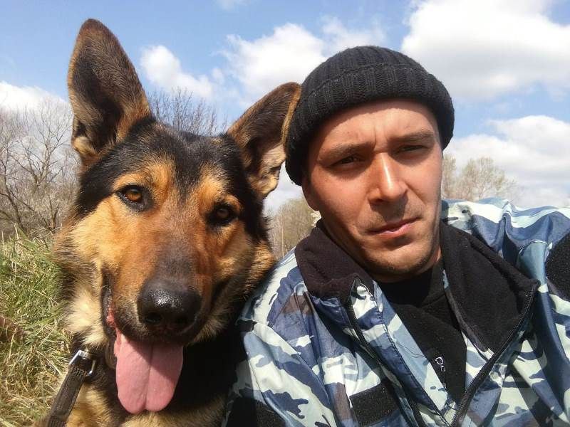 Полицейский-кинолог героически спас утопающего из канализационного колодца на Кубани