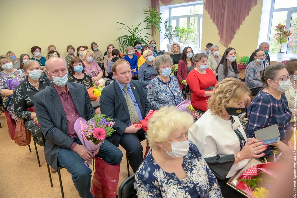 Более пятидесяти педагогов Нижнего Тагила получили награды в честь профессионального праздника
