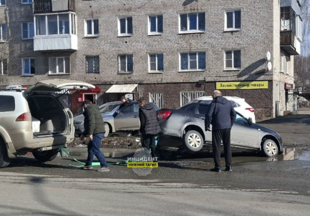 Два «утопленника» за день: в Нижнем Тагиле коварная лужа засасывает автомобили — предупредите водителей | В Нижнем Тагиле автомобили тонут в канаве, скрытой талой водой