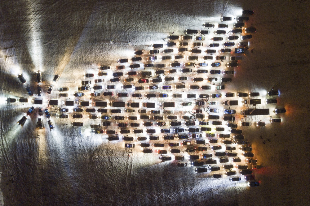 В Нижнем Тагиле более 500 водителей выстроились в огромную автоелку  | На Урале прошел новогодний флешмоб для автомобилистов