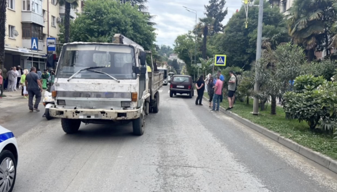 11-летний школьник сбит грузовиком на пешеходном переходе в Сочи | 11-летний школьник сбит грузовиком на пешеходном переходе в Сочи