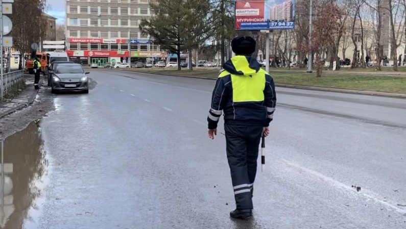 В Нижнем Тагиле начались тотальные проверки водителей | На Урале сотрудники ГИБДД проводят рейд