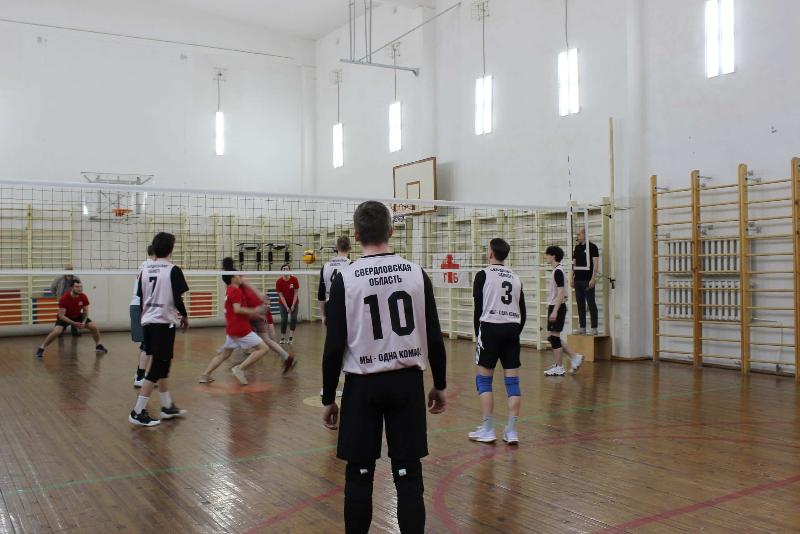 В Нижнем Тагиле медики провели волейбольный турнир в стенах бывшего эвакогоспиталя   | Медики Нижнего Тагила приняли участие в волейбольном турнире в бывшем военном госпитале