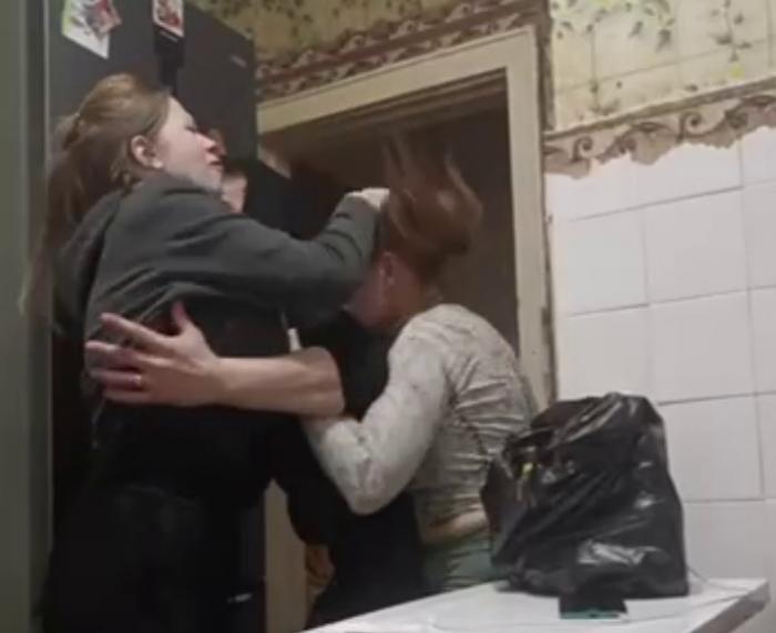 В Свердловской области пожаловались на мать двоих детей, которая устраивает дебоши на их глазах | На Урале мать двоих маленьких детей публикует видео с пьяными дебошами