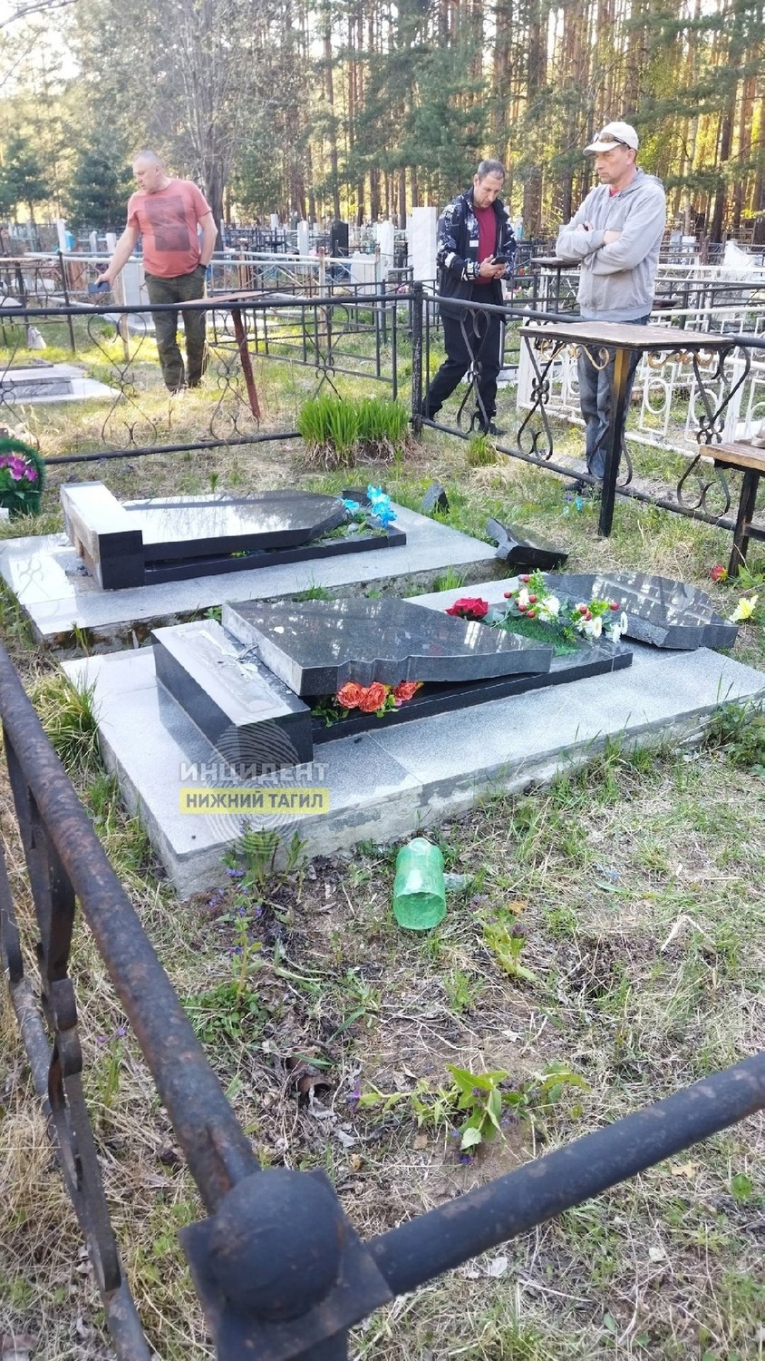 Вандалы повредили могилы на Рогожинском кладбище в Нижнем Тагиле: полиция начала расследование