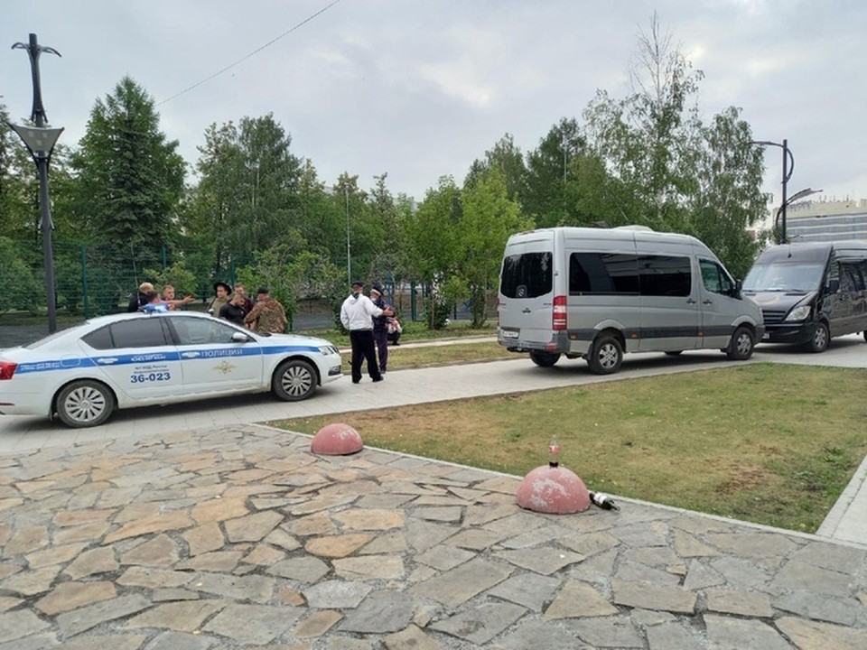 В Нижнем Тагиле пьяный посетитель пригнал к дверям бара катафалк