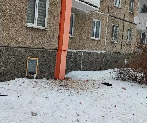 В Нижнем Тагиле пожаловались на многодетную мать, выбрасывающую отходы на головы прохожих | Средневековье в Нижнем Тагиле: многодетная мать выбрасывает отходы из окна многоэтажки