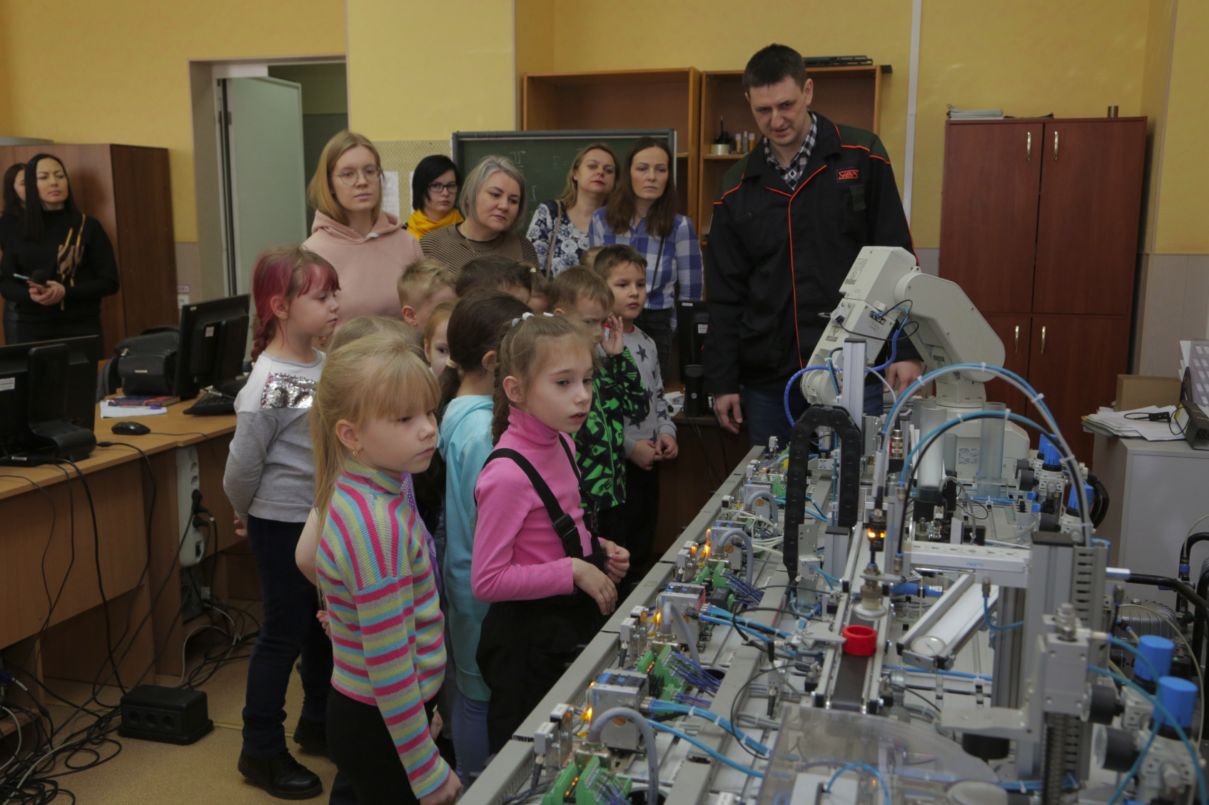 Уралвагонзавод поздравил детские сады Дзержинского района Нижнего Тагила