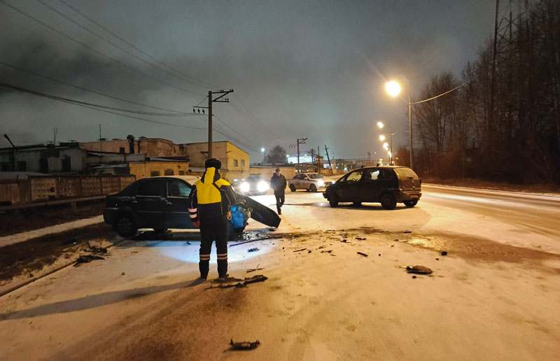 В Нижнем Тагиле четверо пострадали в аварии на улице Индустриальной | Четверо пострадали в ДТП на улице Индустриальной в Нижнем Тагиле