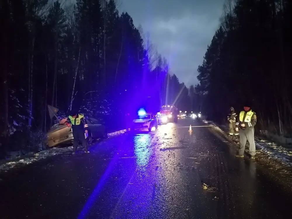 Трагедия в Серовском районе: на встречке столкнулись Kia и КАМАЗ — погибли женщина и ребёнок | Женщина и ребёнок погибли в лобовом столкновении Kia и КАМАЗа в Серовском районе