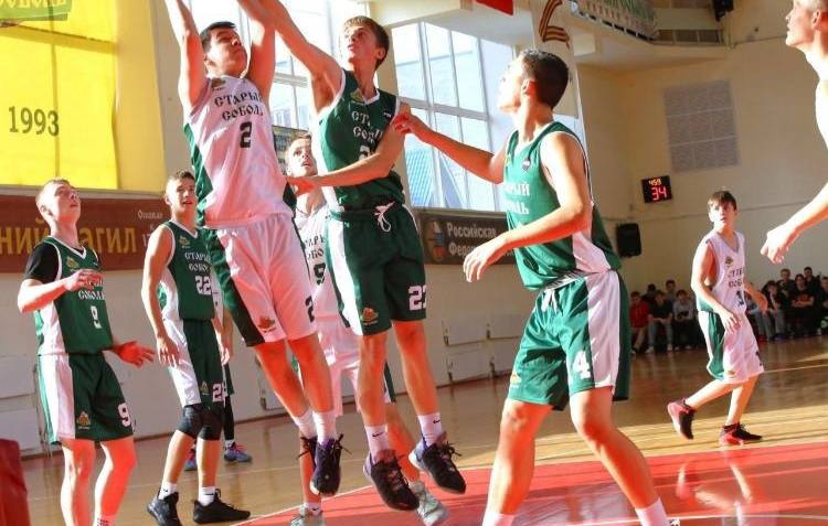 В Нижнем Тагиле проходит Первенство области по баскетболу | На Урале юноши соревнуются в Первенстве по баскетболу
