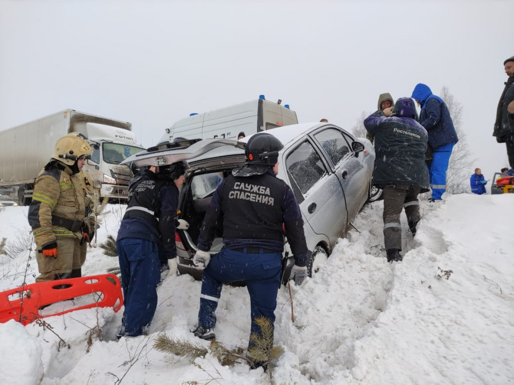 На трассе недалеко от Нижнего Тагила в результате ДТП водителей зажало в автомобилях | На Урале произошло лобовое столкновение двух автомобилей