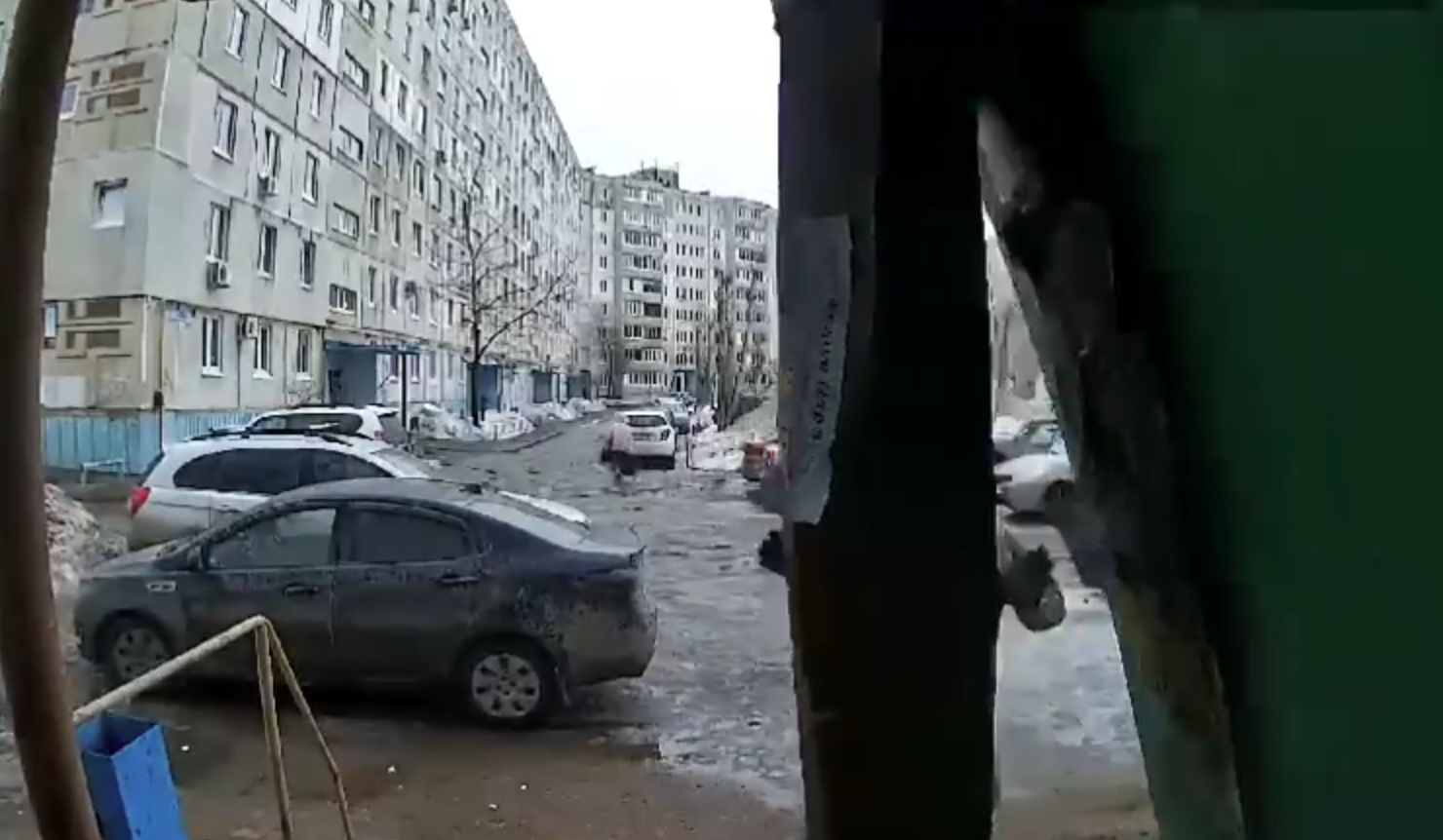 В Уфе доставщик мебели предотвратил аварию, падение коробки вызвало проверку прокуратуры | В Уфе доставщик мебели спас чью-то жизнь. Видео