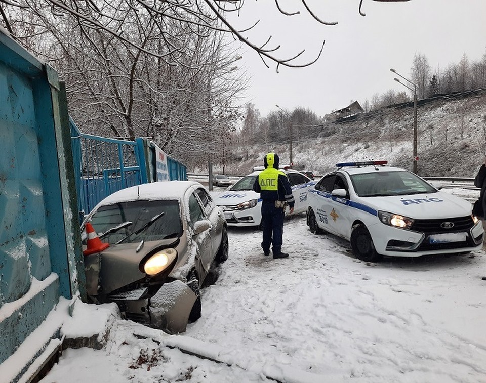 Автоледи чуть не протаранила ворота лодочной станции, пострадали водитель и трехлетняя девочка