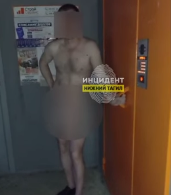 Мужчина прогуливался по двору дома в Нижнем Тагиле в одних женских стрингах | Мужчина на Урале прогуливался по двору дома в одних женских стрингах