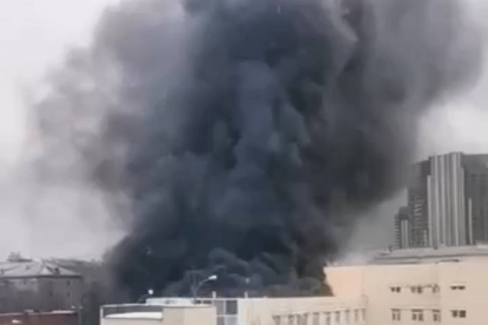 Люди выпрыгивали из окон: в больнице Екатеринбурга произошел серьезный пожар. Видео | На Урале пожар в больнице охватил площадь около 300 квадратных метров