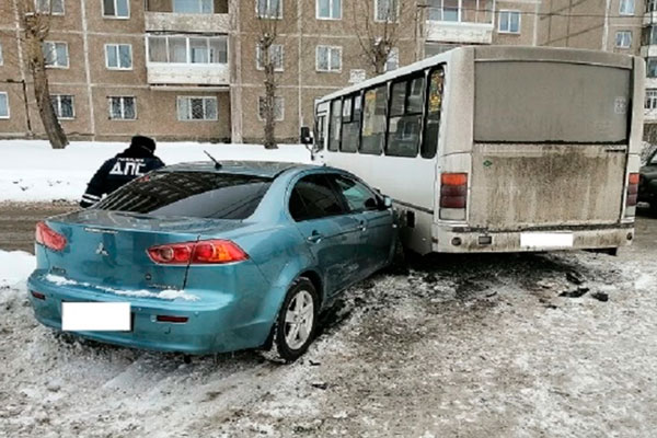 В Нижнем Тагиле в столкновении автобуса и легковушки пострадала женщина