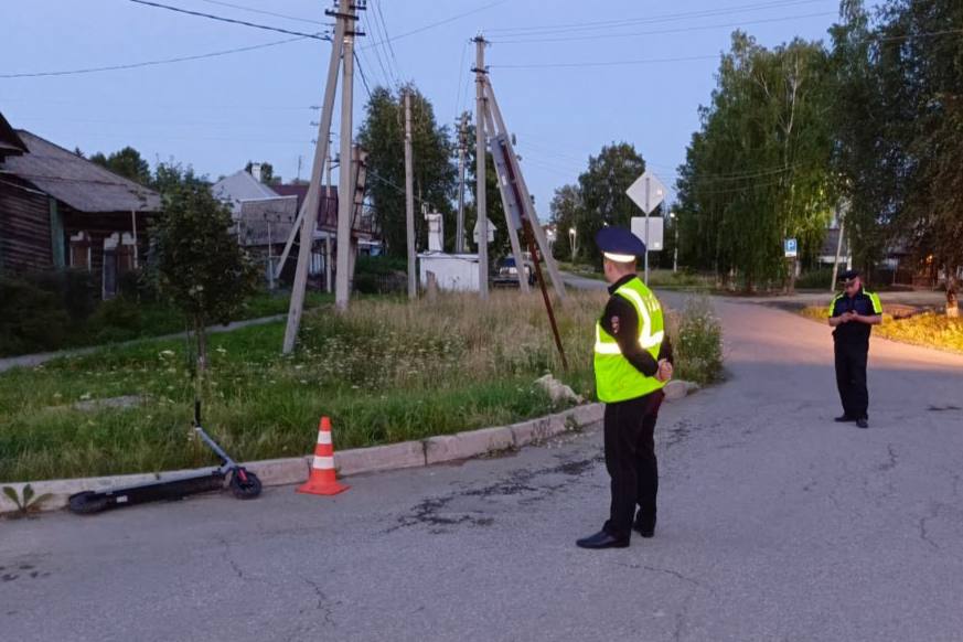 Под Нижним Тагилом пьяный подросток на мототранспорте столкнулся с 9-летним водителем электросамоката | На Урале в дорожную аварию попали 16-летний и 9-летний мальчики, один из них пострадал