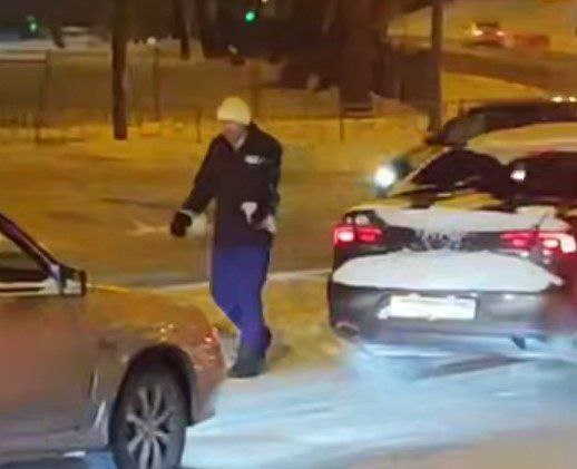 К тагильчанам пристали попрошайки: они лезут прямо под колеса автомобилей | В Нижнем Тагиле к водителям стали приставать попрошайки