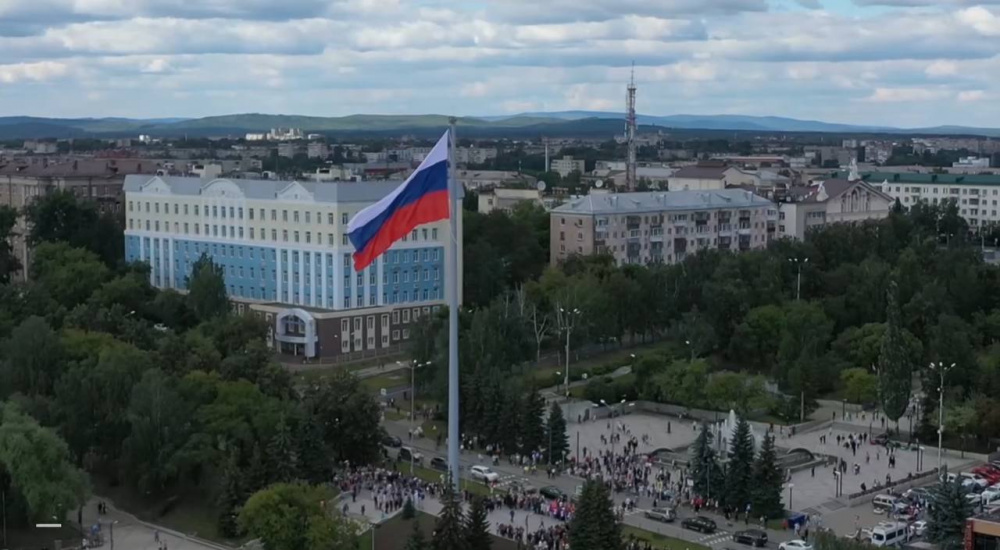 Тагильчане отмечают День Государственного флага России | В России празднуют День Государственного флага