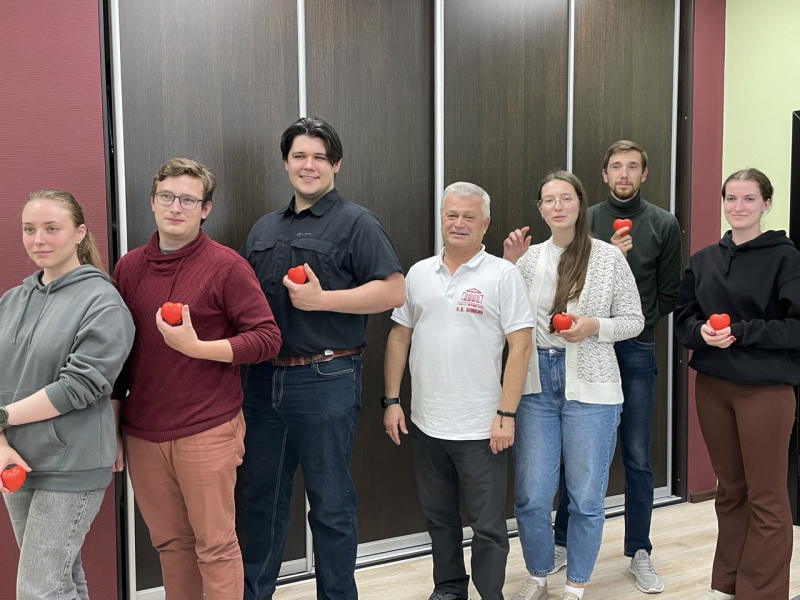 В медицину Нижнего Тагила пришли новые специалисты: две девушки продолжили врачебные династии | На Урале ряды врачей пополняются новыми специалистами