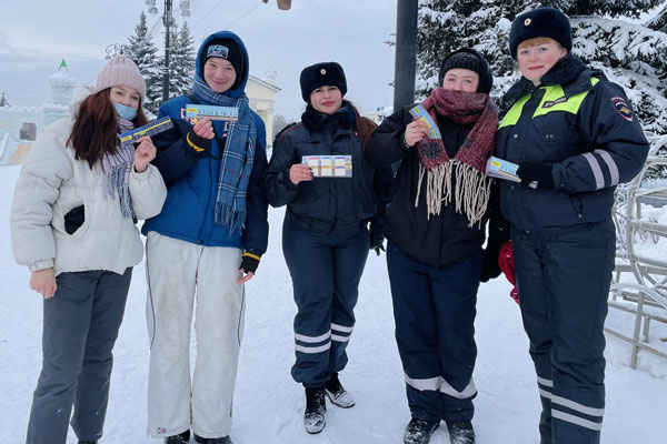 В Нижнем Тагиле сотрудники ГИБДД напомнили правила дорожной безопасности в рождественские праздники В Нижнем Тагиле сотрудники ГИБДД напомнили правила дорожной безопасности в рождественские праздники