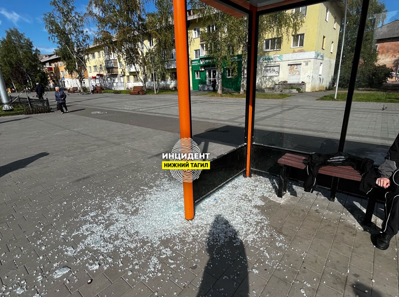 На Вагонке в Нижнем Тагиле хулиганы разбили стеклянную остановку | В Нижнем Тагиле неизвестные разрушили трамвайную остановку