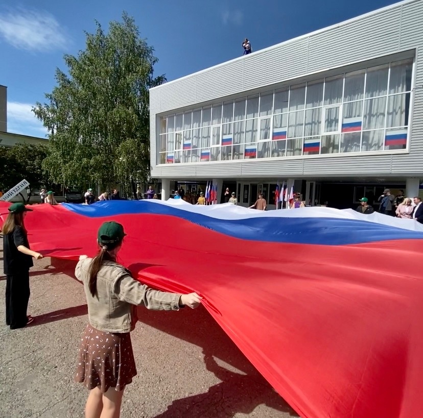 Глава Нижнего Тагила поздравил горожан с Днем государственного флага Российской Федерации