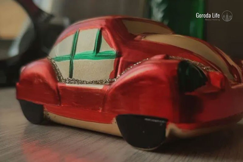 Жители Нижнего Тагила выставили на продажу елочных игрушки за 250 тысяч рублей