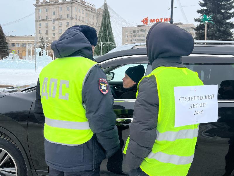 Тагильские сотрудники Госавтоинспекции провели совместный рейд вместе со студентами колледжа | В Нижнем Тагиле прошла Всероссийская акция «Студенческий десант-2025»