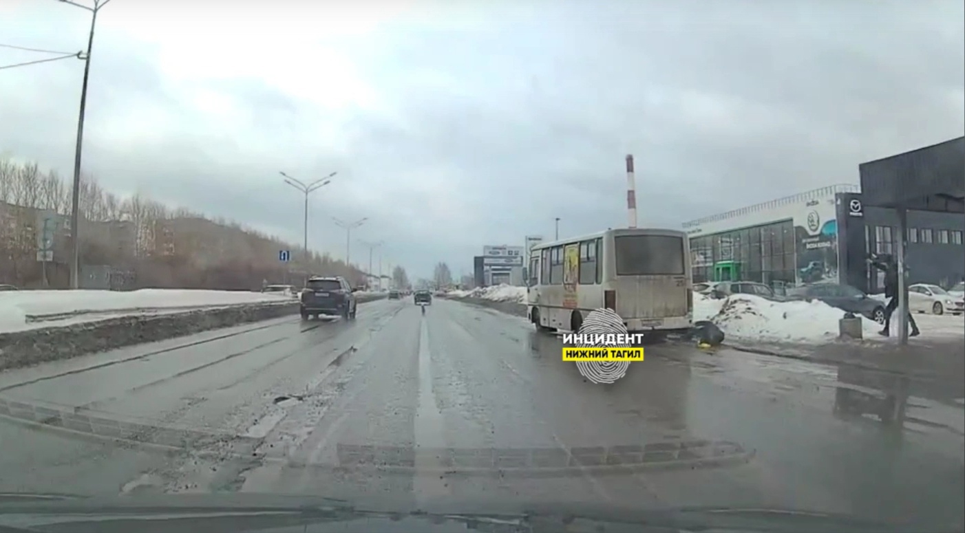 Появилось видео, как автобус в Нижнем Тагиле протащил по дороге 73-летнего дедушку