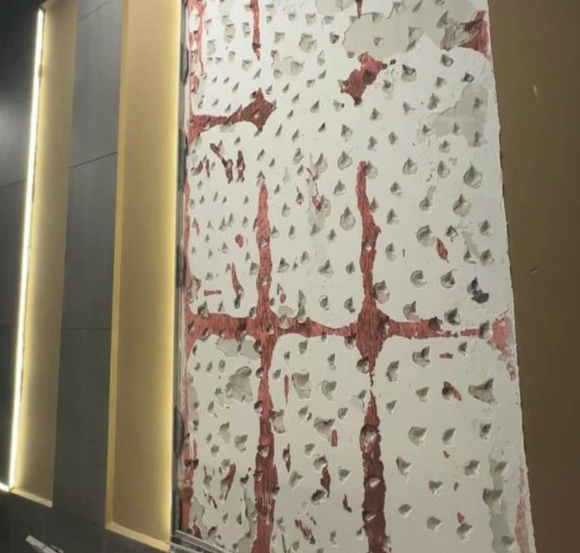 В новостройке на екатеринбуржца обрушилась плитка