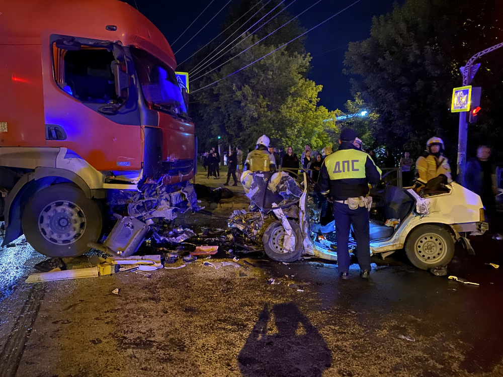 Четверо человек погибли в ДТП в Свердловской области | Четверо свердловчан попали в смертельную аварию