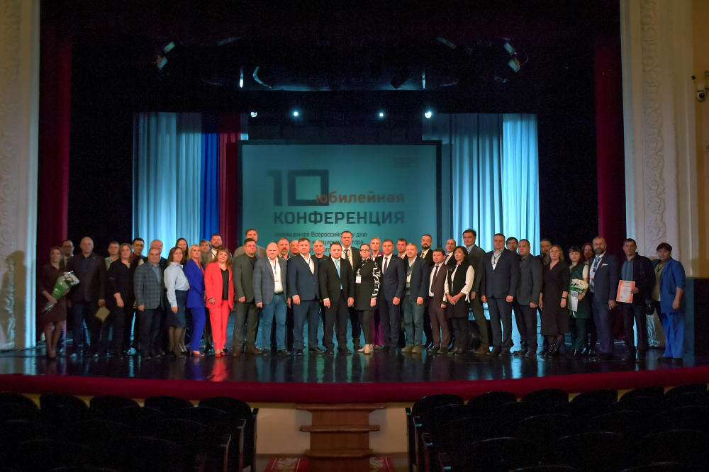 Самые активные сотрудники Уралвагонзавода были награждены почетными премиями и грамотами | На Урале около ста сотрудников завода отметили за их труд