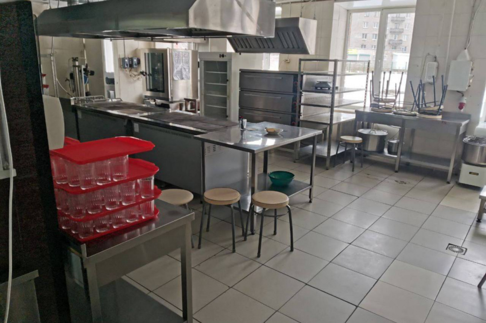 В Свердловской области приостановили деятельность опасного пищеблока в учебном заведении | На Урале судебные приставы временно остановили работу опасного пищеблока