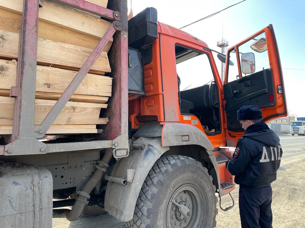 Сотрудники Госавтоинспекции проводят оперативно-профилактическое мероприятие "Грузовик" в Нижнем Тагиле